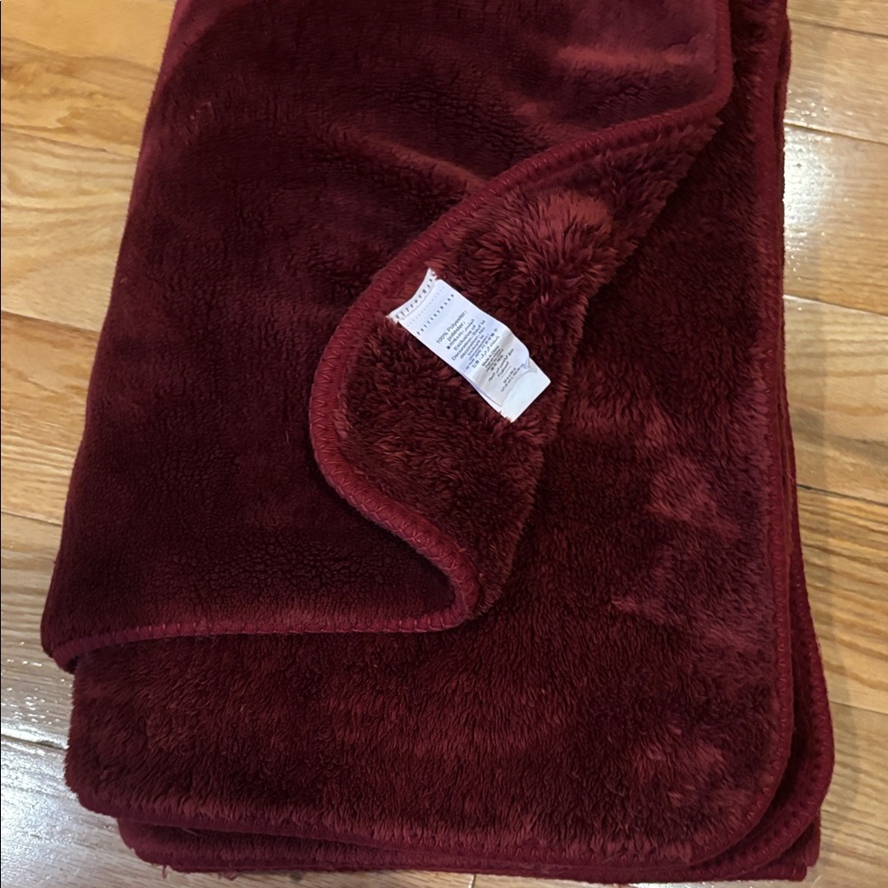 Pottery Barn Cosy cloud plush large throw
Blanket in garnet red - Picture 6 of 8